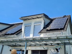Photovoltaik-Anlage auf Dach mit Gaupe