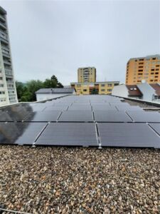 Flachdach mit Kies mit Photovoltaik