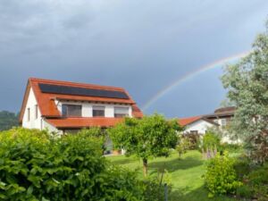 Photovoltaik-Anlage mit Regenbogen