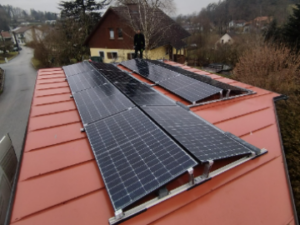 Ein Blechdach mit einer Photovoltaik-Anlage drauf